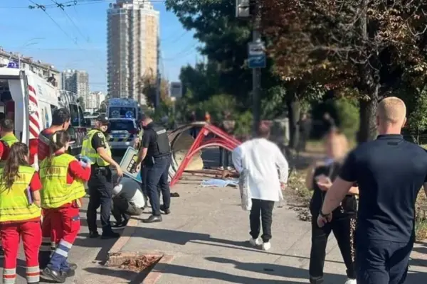 Аварія на Чоколівському бульварі: що відомо про ДТП із Volkswagen та зупинкою