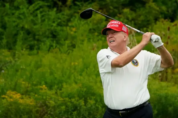 У Каліфорнії на автостоянці Trump National затримали чоловіка, який стежив за охороною