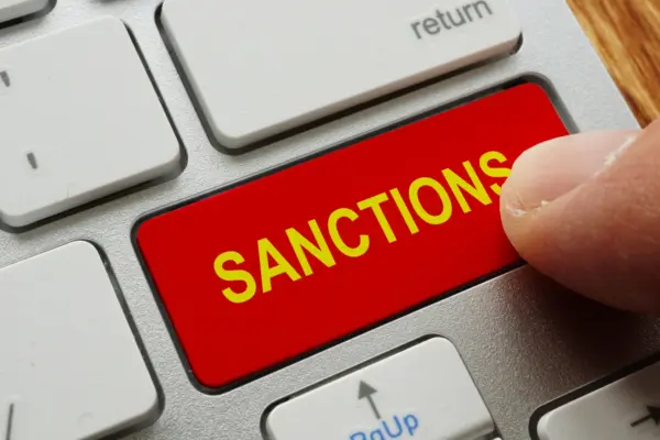Хроніка санкцій 4–6 серпня: США б’ють по Міноборони РФ, Британія додає 19 суб’єктів