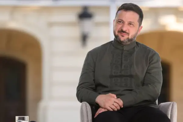 Президент України Володимир Зеленський під час вечірнього відеозвернення (фото Reuters/Valentyn Ogirenko, за підписом NV).