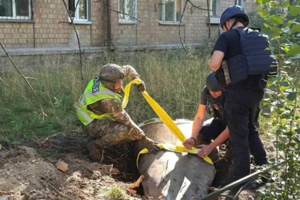 У Києві біля житлових будинків знайшли нерозірвані частини двох балістичних ракет
