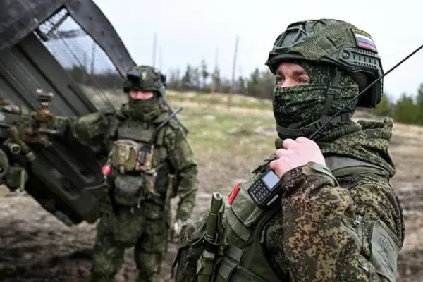 Кадри з розвідувальних дронів «Хартії»: дві жінки, дитина і чоловіки біля газогону «Шебелинка – Острогозьк» у Куп’янську