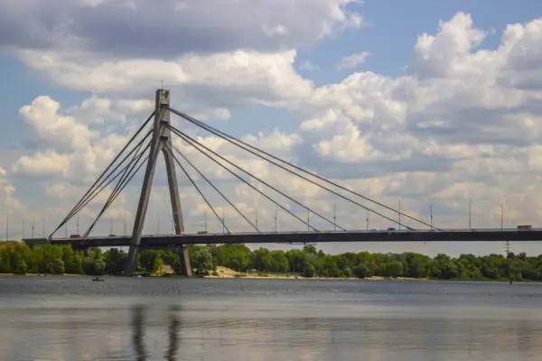 У Києві пошкоджений Північний міст: чому це стосується кожного пасажира