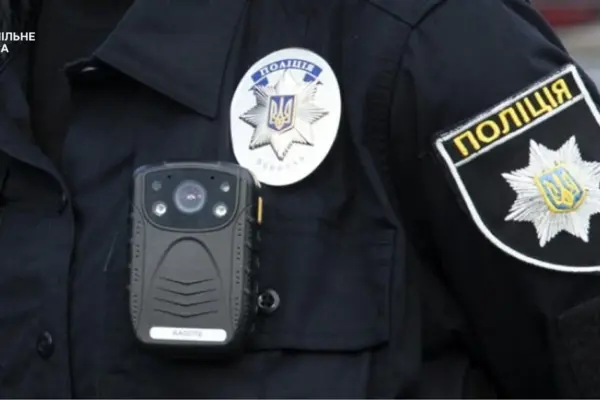 У Пересипському районі Одеси група людей атакувала будівлю ТЦК камінням